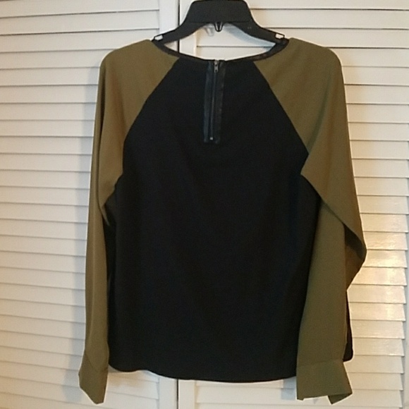 W118 Walter Baker Blouse w leather like trimming - Picture 2 of 2